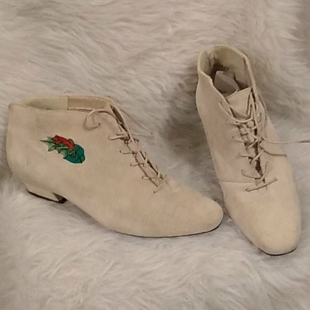 Boots/Tan sz 6 heel 1  1/4  like suede